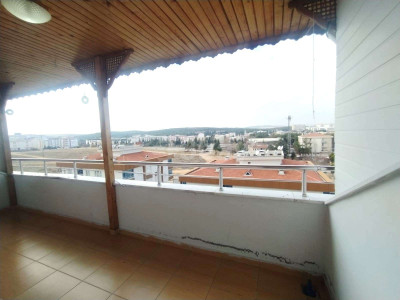 3 Bay Eyüp Şahin'den üniversite karşısı eşyalı kiralık